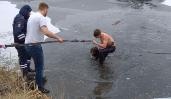 Храбрый повар, раздевшись по пояс, бросился на помощь провалившемуся под лёд рыбаку. (Видео)