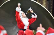 Тысячи разнополых «Санта - Клаусов» вышли на улицы Вуллонгонга, Лондона и Нью - Йорка + зомби вечеринка в Австралии (Видео) 38