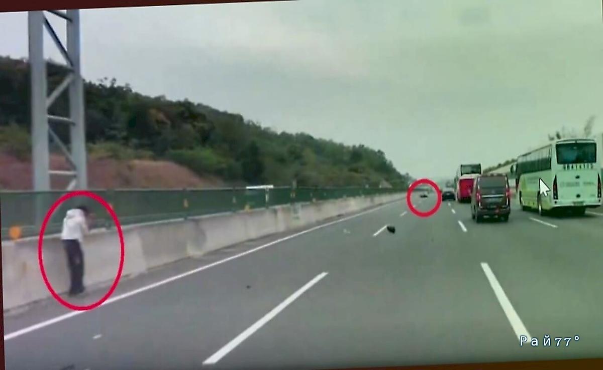 Мотоэкстремал чудом выжил, лишившись байка на высокой скорости ▶️ Мотоэкстремал чудом выжил, лишившись байка на высокой скорости ▶️