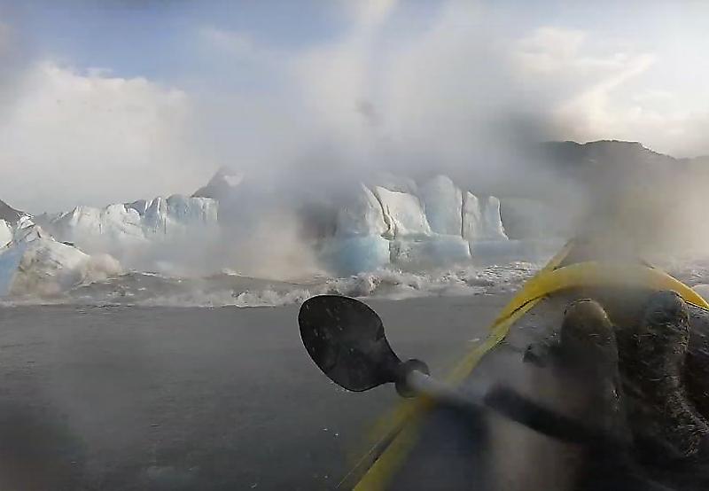 Обрушившийся ледник чудом не накрыл двух каякеров на Аляске ▶