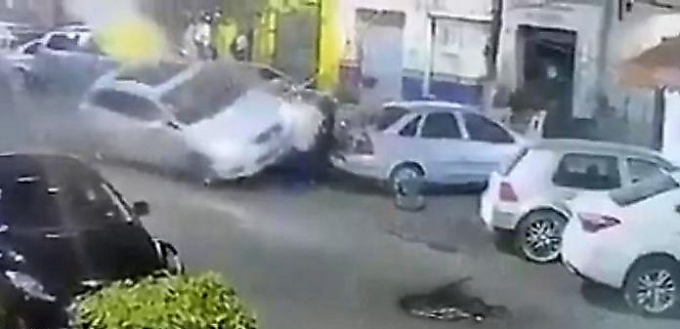Пассажир случайно выстрелил в водителя, после чего автомобиль наехал на пешеходов в Мексике