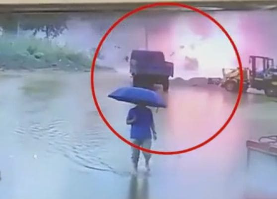 Зонт спас китайца, оказавшегося в эпицентре взрыва грузовика с карбидом кальция на борту (Видео)