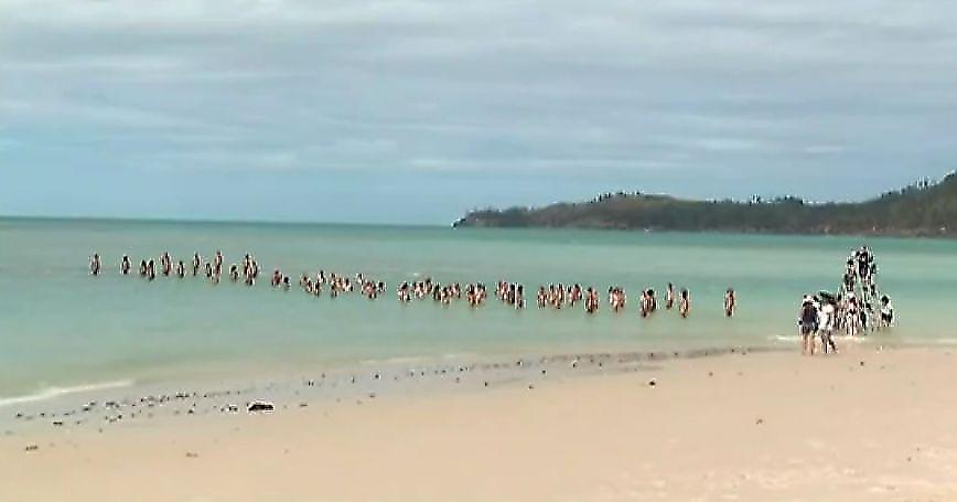 Спенсер Туник организовал очередную обнажённую фотосессию на австралийском пляже