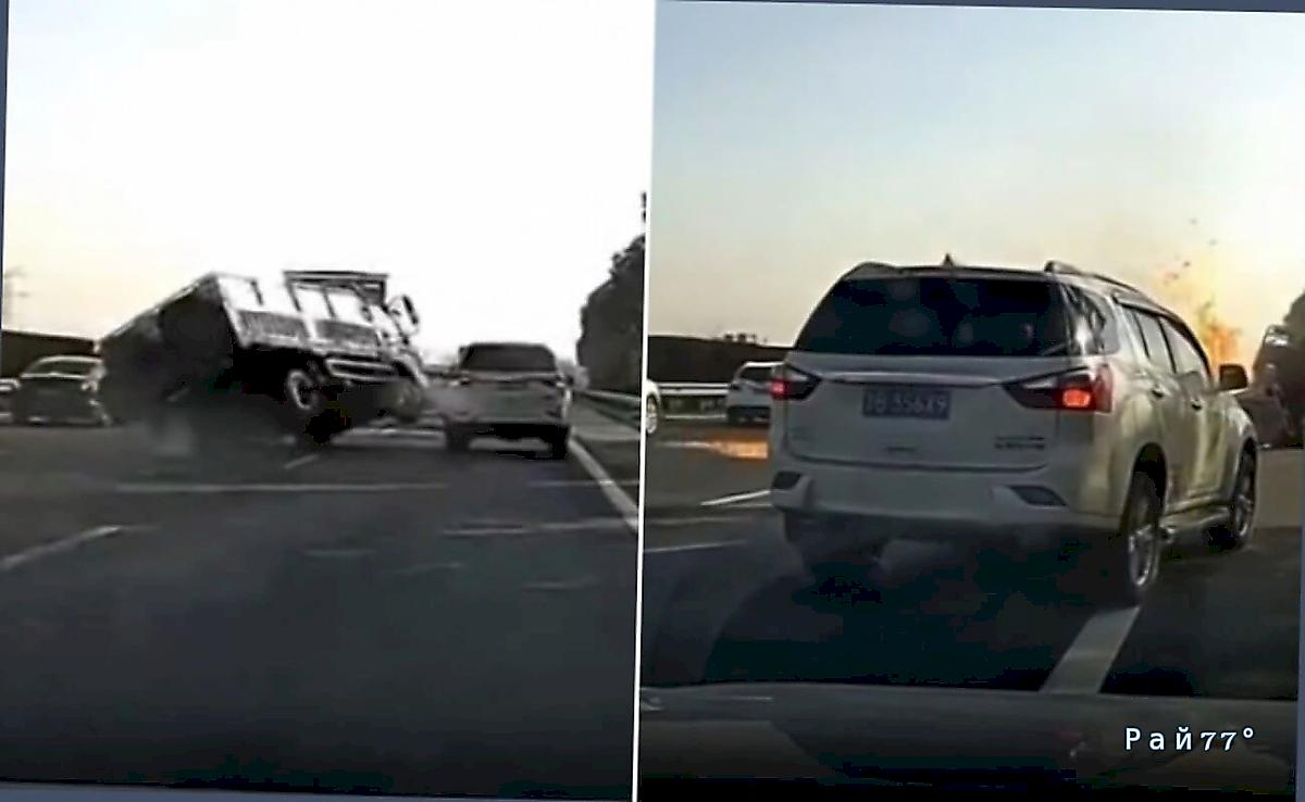 Грузовик опрокинулся и загорелся в КНР ▶️