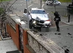 Пассажиры и водитель, как ни в чём не бывало покинули врезавшийся в столб автомобиль и попали на видео в Англии