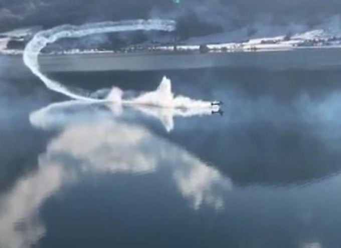 Пилот, потеряв контроль над самолётом, совершил посадку в австрийском озере ▶