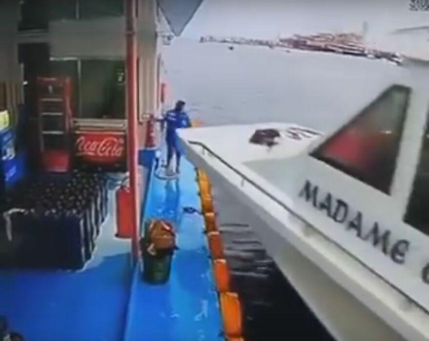 Работник плавучей АЗС чудом избежал столкновения с неуправляемым судном ▶