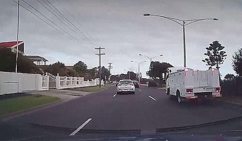 Юный «бэтмен» на поддельной машине скорой помощи помогал австралийцам, попавшим в ДТП ▶