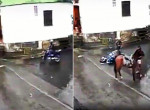 Авария с участием мотоциклиста и всадника на лошади попала в объектив видеорегистратора