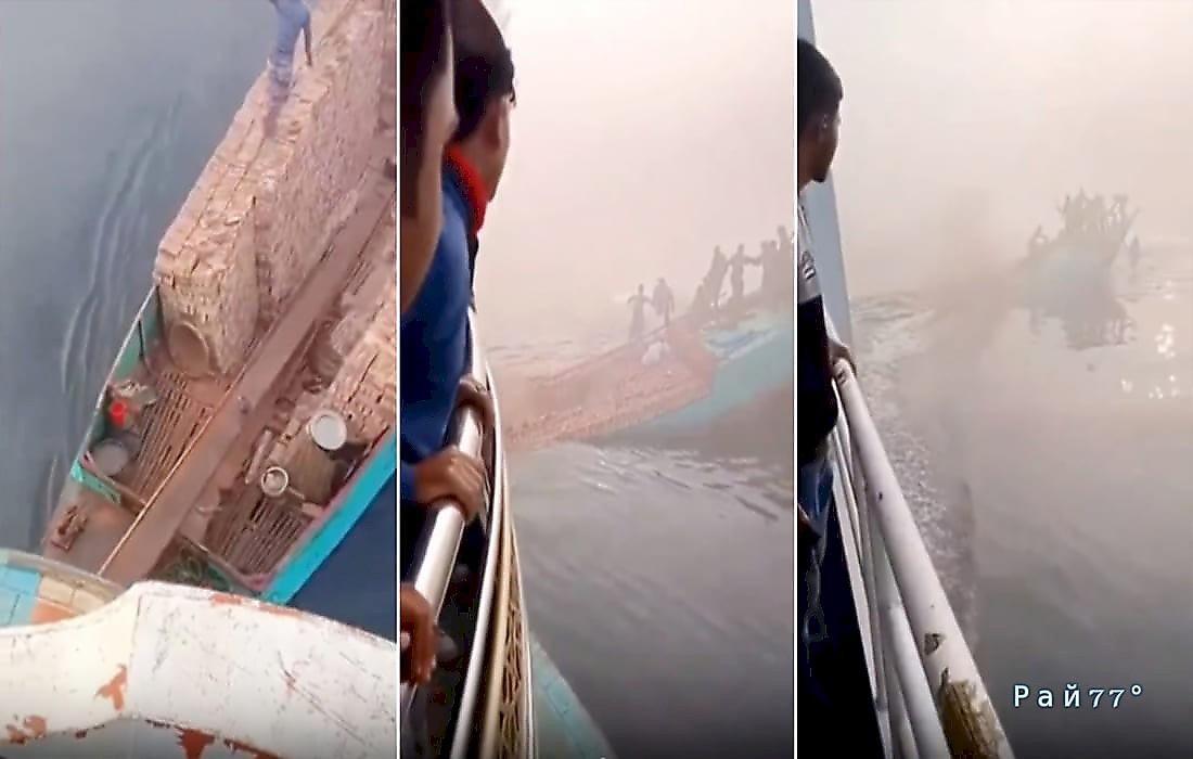 Баржа с кирпичами столкнулась с паромом и затонула у индийского побережья: видео