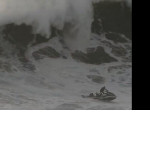 Гигантская волна накрыла сёрфера и спасателя на водном мотоцикле в Португалии ▶