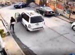 Неумелая автомобилистка курьёзно лишилась легковушки и попала на видео в Мексике