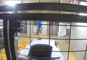 Школьник, забравшийся на крышу Lamborghini стоимостью 400000$ попал на видеокамеру на парковке в Австралии