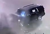 Водитель внедорожника, делая селфи за рулём, не заметил мусорку на своём пути - видео