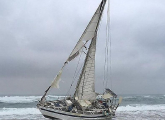 Яхту с телом 69-летнего француза выбросило на побережье в ЮАР 1