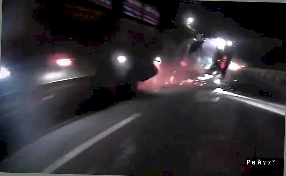 Легковушка не успела объехать грузовик и опрокинулась на бок Легковушка не успела объехать грузовик и опрокинулась на бок