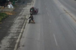 Мотоциклисты, уходя от лобового столкновения, выполнили синхронный объезд и оказались в кювете (Видео)