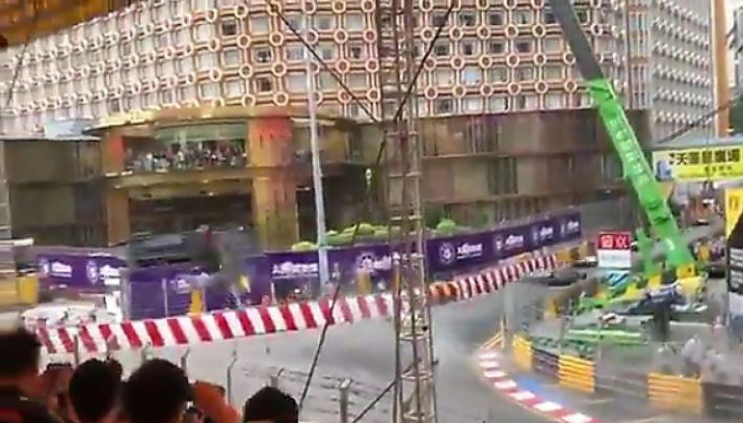 Немецкая автогонщица вылетела с трассы и врезалась в трибуну на заезде в Макао (Видео)