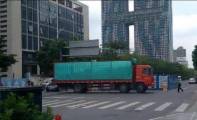 Водитель грузовика, скрываясь от полицейских, разбил 13 автомобилей в Китае (Видео)