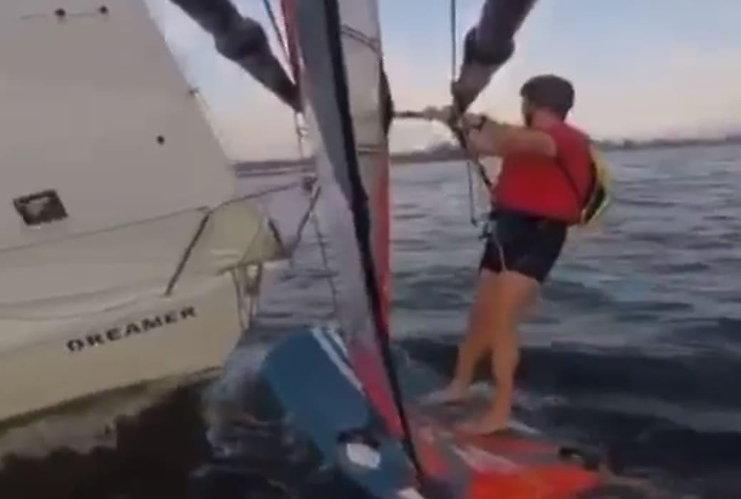 Занятый съёмкой виндсёрфер «не разъехался» с яхтой у побережья курорта