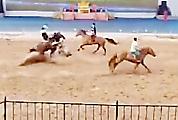 Зрелищные скачки закончилось лобовым столкновением двух лошадей в Китае