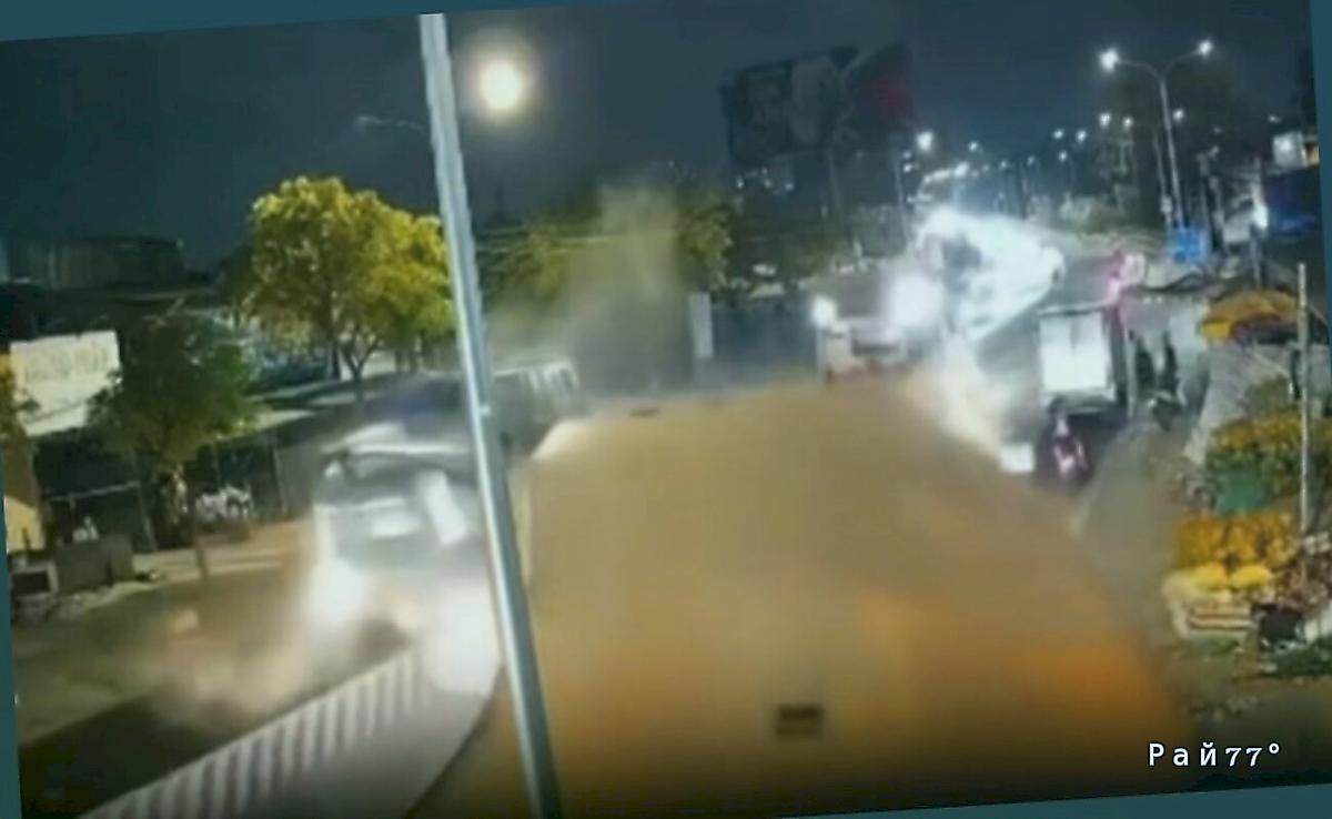 Мусоровоз протаранил грузовик и попал на видео во Вьетнаме▶️ Мусоровоз протаранил грузовик и попал на видео во Вьетнаме▶️