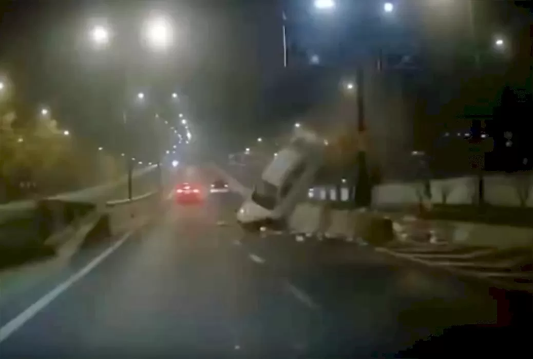 Водитель не заметил столб и молниеносно лишился автомобиля: видео