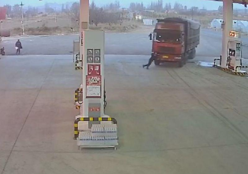 Водитель своим телом попытался остановить уехавший от него грузовик на АЗС в Китае ▶