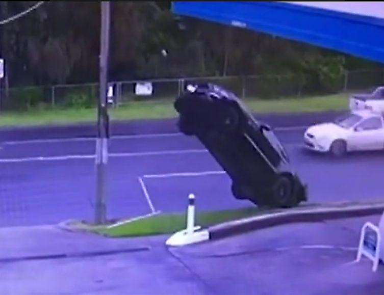 Австралийский водитель умудрился подвесить свой автомобиль на проводе ЛЭП ▶