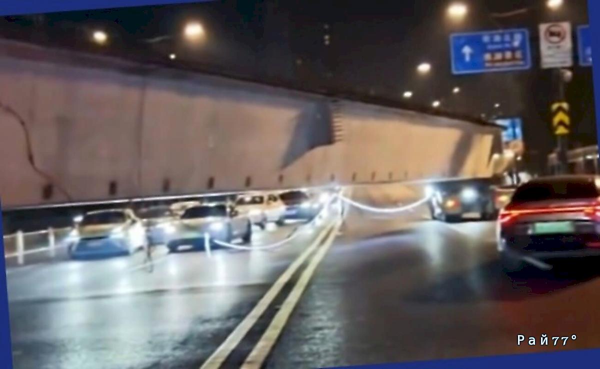 Балковоз чудом не расплющил несколько легковушек в КНР