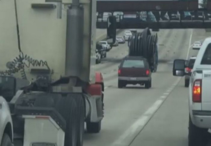 Катушка с кабелем прокатилась по оживлённой магистрали в США (Видео)