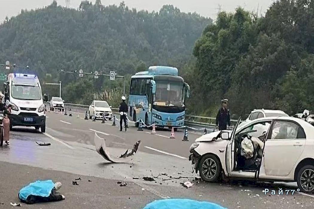 Мотоциклист врезался в легковушку и совершил стометровый полёт