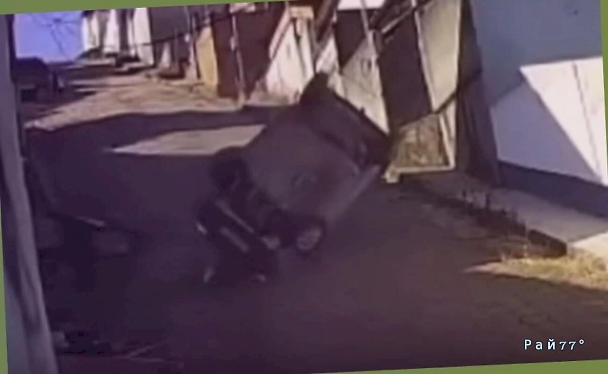 Неудачливый водитель пережил опрокидывание автомобиля в овраг ▶️