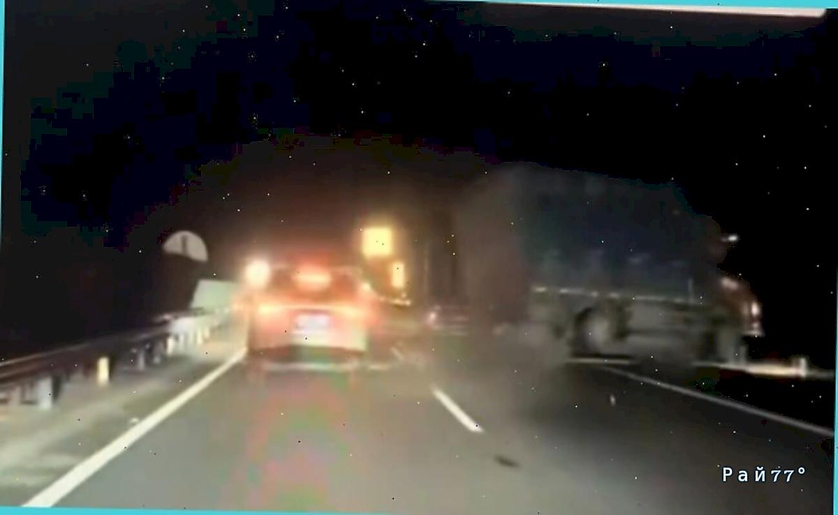 Одновременное перестроение привело к опрокидыванию грузовика ▶️