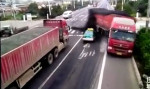 Водитель грузовика, не вписавшись в поворот, мастерски объехал такси в Китае
