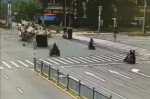 Автомобилист, не пожелавший уступить дорогу мотоциклисту, внезапно догнал грузовик в Китае (Видео)