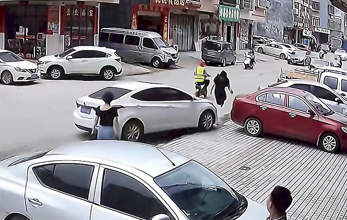 Быстрые рефлексы спасли пешехода от столкновения с автомобилем