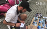 Русский турист, зарабатывающий на обратный билет продажей открыток, заинтересовал китайского охранника