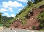 Автомобиль чудом успел проскочить перед обрушившимся склоном в Китае - видео