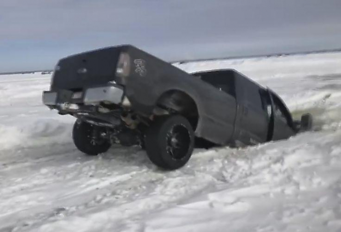 Водитель, припарковавший автомобиль на льду замёрзшего озера, лишился пикапа в США ▶