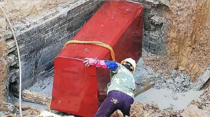 Ярко-красный древний гроб обнаружили на стройплощадке в Китае