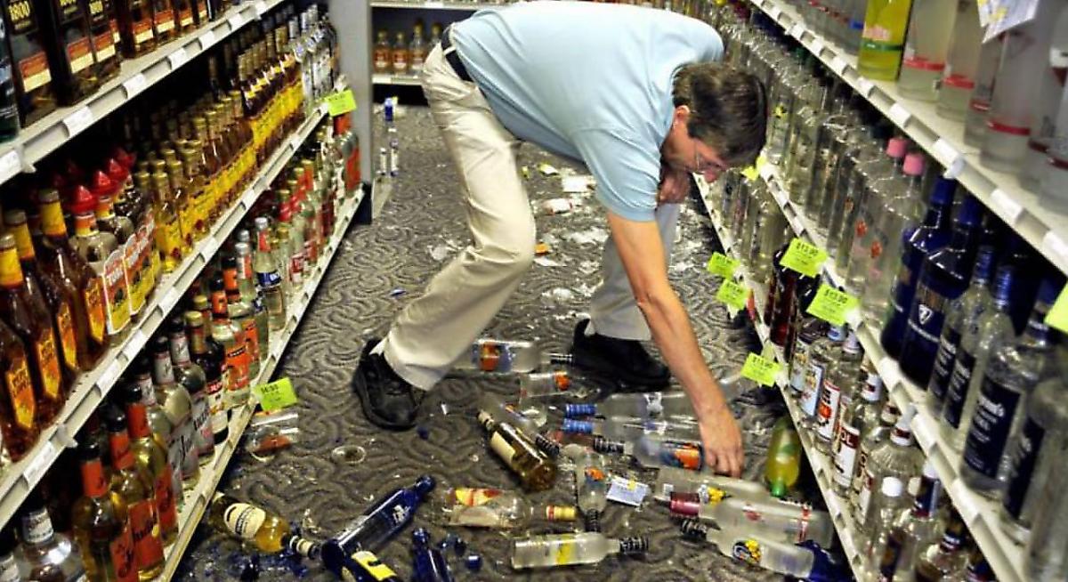 Проделки нетрезвого воришки, разбившего бутылку в магазине, рассмешили сеть