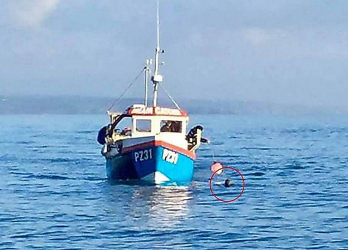 Рыбак, упавший за борт судна, более часа сопровождал свою лодку, находясь в холодной воде (Видео)