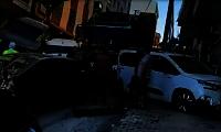 Съехавший кран искорёжил 23 автомобиля в Турции 1