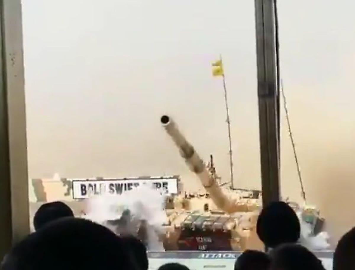 Танк Т-72 чуть не заехал на трибуну на чествовании «Дня армии» в Индии