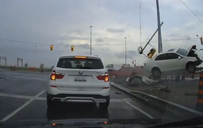 Автоэкстремал снёс легковушку и светофор на перекрёстке в Канаде (Видео)