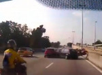 Четверо мотоциклистов не успели объехать развернувшийся на малайзийской автотрассе автомобиль ▶