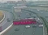 Водитель автобуса умудрился развернуться на оживлённой магистрали и продолжить движение во встречном направлении ▶