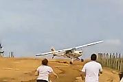 Легкомоторный самолёт развалился, врезавшись в забор в Бразилии