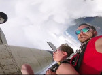 Парашютистам повезло уцелеть, после того как их парашют зацепился за шасси самолёта во время полёта- видео